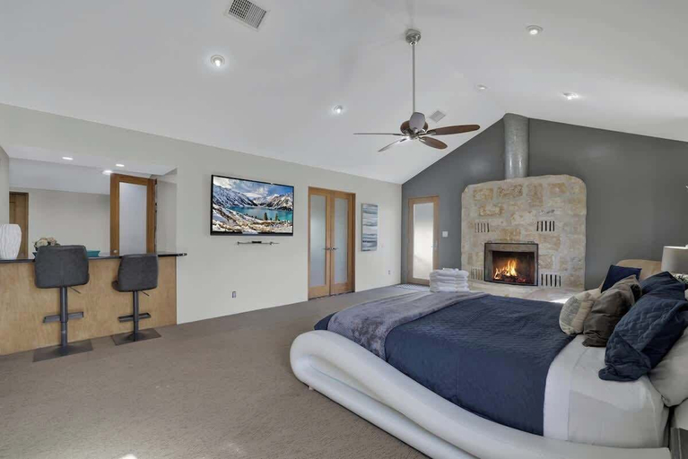 Bedroom 3, 406 Lodge-a: Hot-tub & 2 Blks to Main St, Gillespie