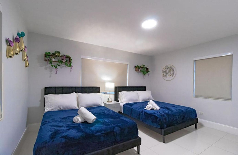 Room 4, Villa Oahu Basketball Fire Pit Mini Golf, Miami-Dade