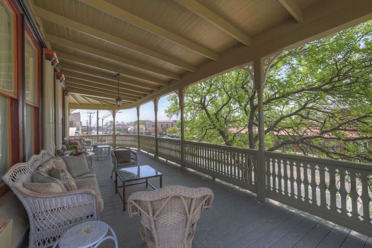 Terrace/patio 3, Charming Balcony Suite Overlooking Main Street-walk to Everything!, Gillespie