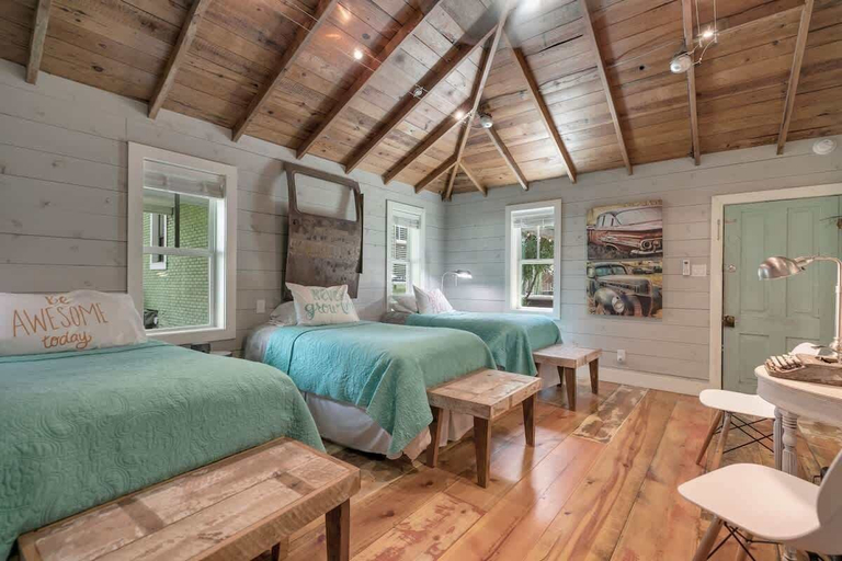 Room 3, Clover Haus 2 Blks to Main St With Pool and Spa!, Gillespie