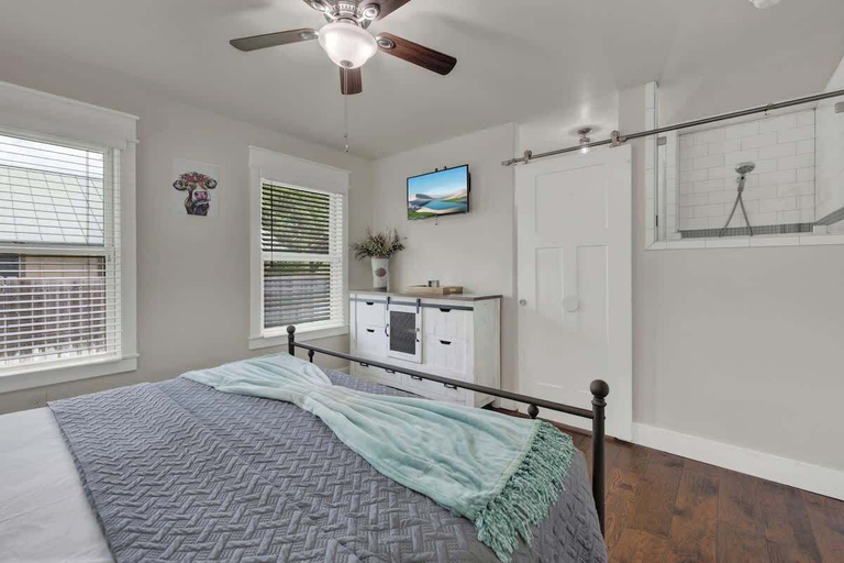 Room 5, Charming Cottage-3 Mins to Downtown-pet Friendly!, Gillespie