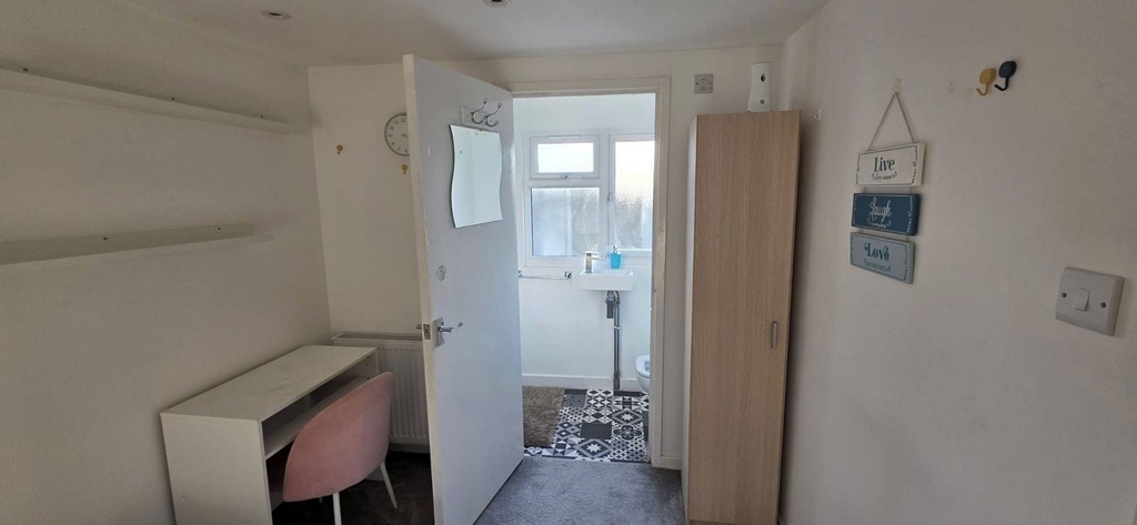 Bathroom 2, Spacious 4-Bedroom House, Kent