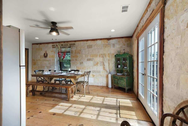 Dining 3, Luxury Home With Fire Pit & Hill Country Views, Kendall
