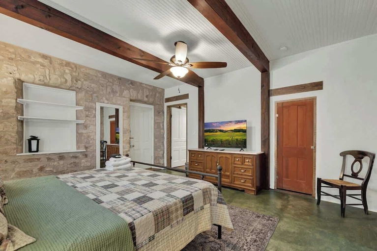 Bedroom 3, Historic & Remodeled Sunday Haus-5 Mins to Dtown!, Gillespie