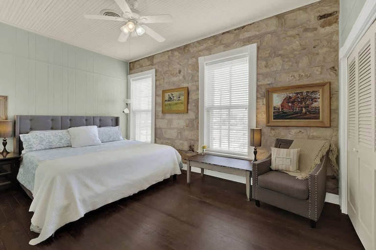 Room 5, Charming Balcony Suite Overlooking Main Street-walk to Everything!, Gillespie