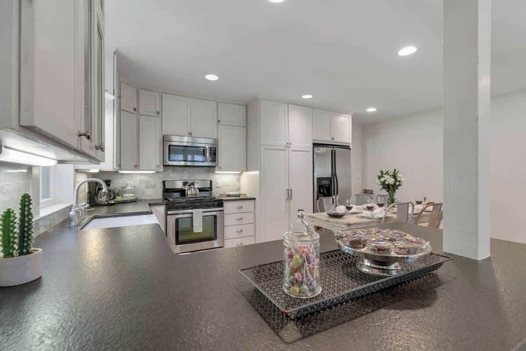 Private kitchen 5, Clover Haus 2 Blks to Main St With Pool and Spa!, Gillespie
