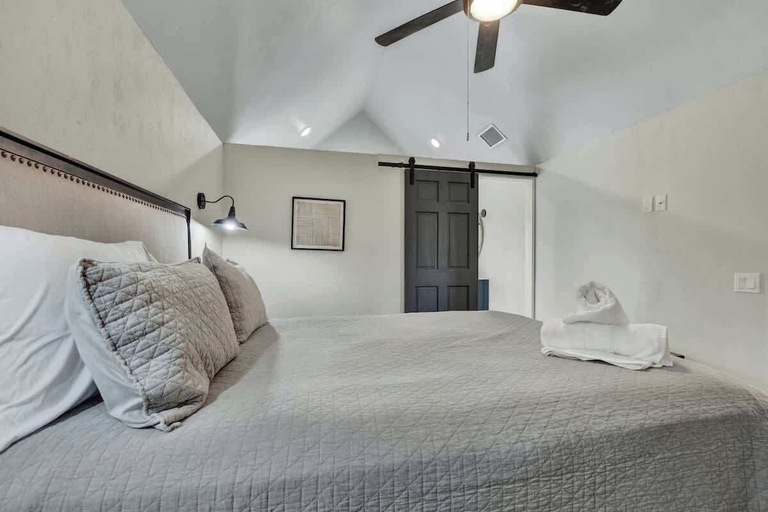 Bedroom 2, Fulton Haus, Gillespie