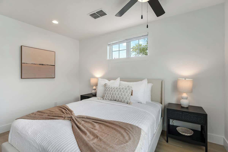 Room 4, Southern Vine Sip and Stay Combo, Gillespie