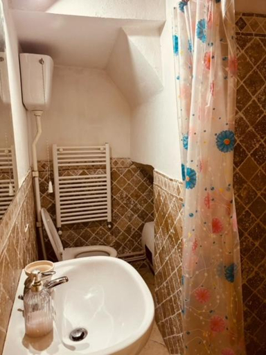Bathroom 2, Al Castello, La Spezia