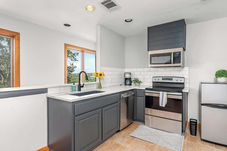 Private kitchen 2, Luxurious Lake Park House: Sleeps 25, Pool, Hot-tub, Firepit and Game Room!, Travis