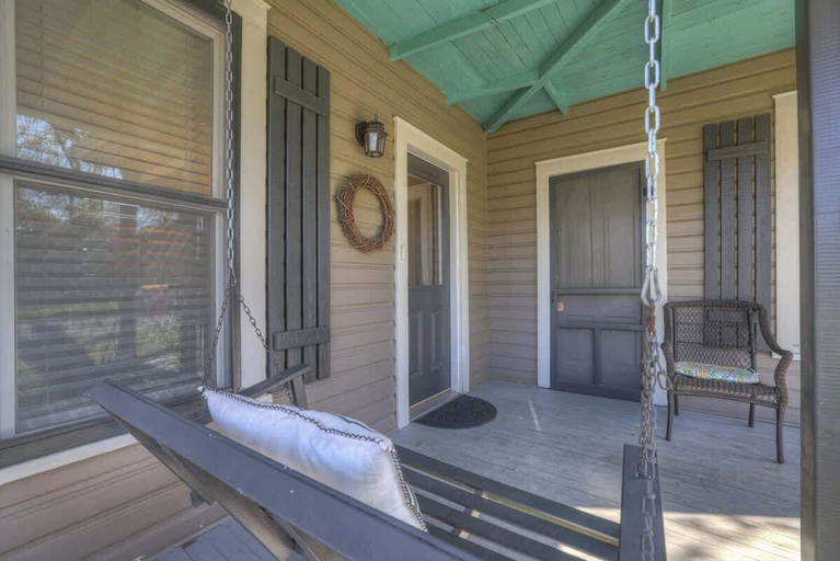 Others 5, Austin Haus, Gillespie