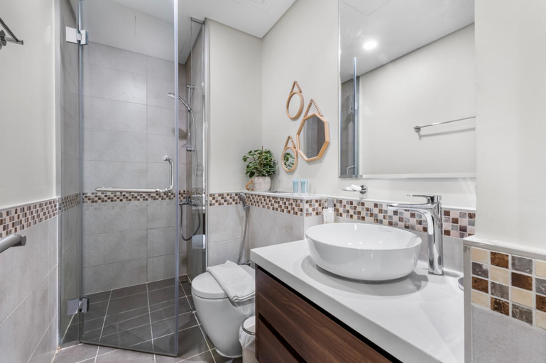 Bathroom 3, Cozy 1BR w/ Canal Views Close to Burj Khalifa, Dubai