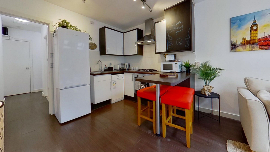 Private kitchen, Charming 2 Bed Apt with Netflix & Wi-Fi, London