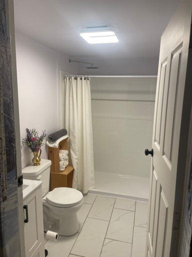 Bathroom 5, Nanimahoo's Sled N'Bed, Columbia-Shuswap