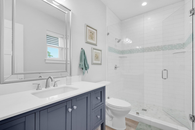 Bathroom 4, The Coastline Inn, Walton
