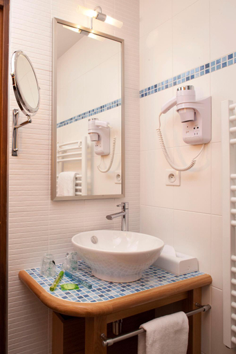Bathroom 3, Hotel la Croix Blanche, Manche