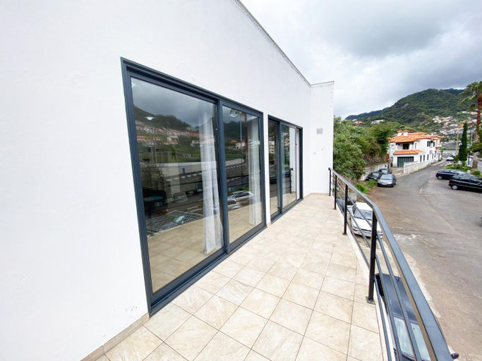 Others 2, Machico flat center near beach w parking, Machico