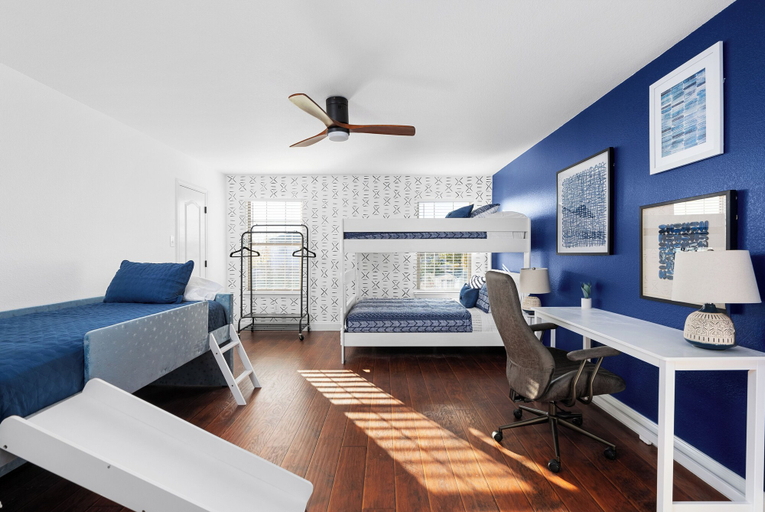 Room 4, Grand 6BR 3BA Pool Escape Round Rock, Travis