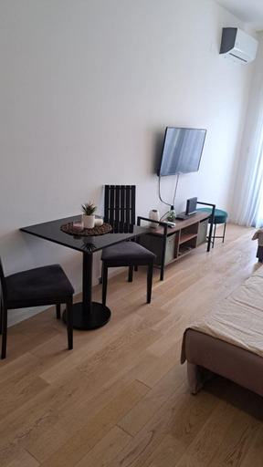Others 4, Studio apartment