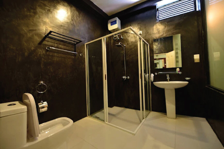 Bathroom 4, Airport City Hub Hotel by Leeads, Katana