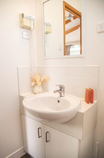 Bathroom, Ceduna Foreshore Caravan Park, Ceduna