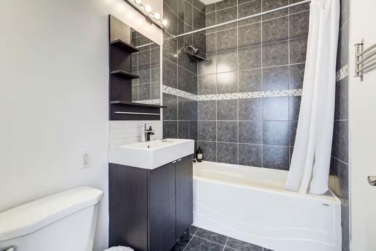 Bathroom 3, Chez Mont Royal Apartments!, Montréal