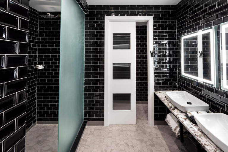 Bathroom 4, Logan Inn, Bucks