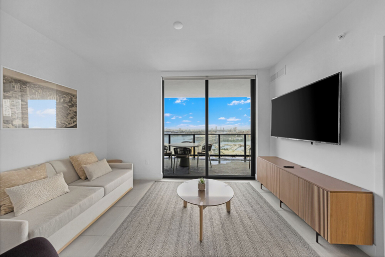 Others 5, Upscale 3-BD Condo in DTW Miami, Miami-Dade