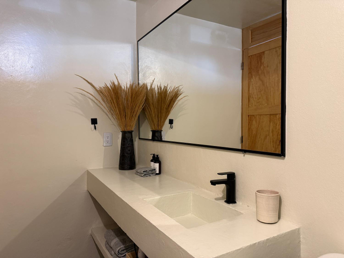 Bathroom 2, Casa 821 Guest House, Del Centro