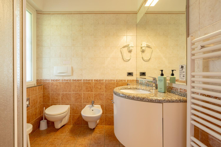 Bathroom 3, Hotel Royal, Como