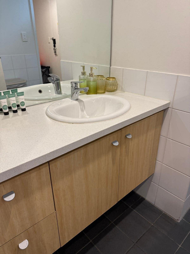 Bathroom 3, Cozy & Affordable in CBD - Free Wine, Adelaide