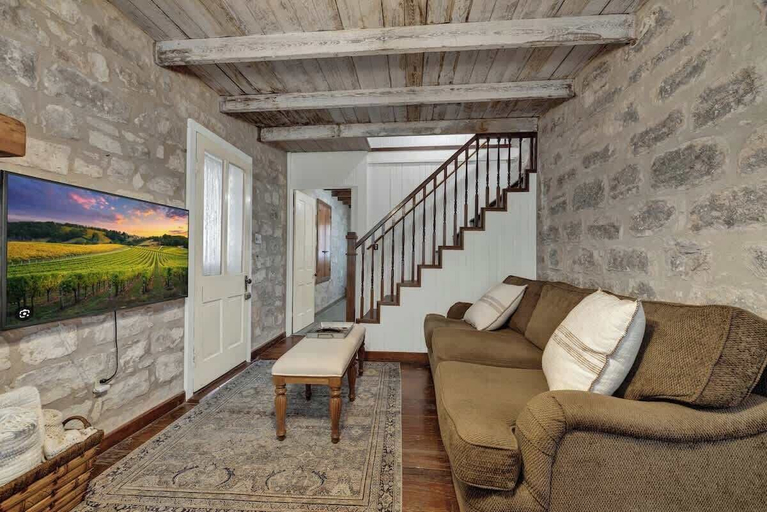 Living area 5, Rocking Ox Gasthaus and Barn Cabin, Gillespie
