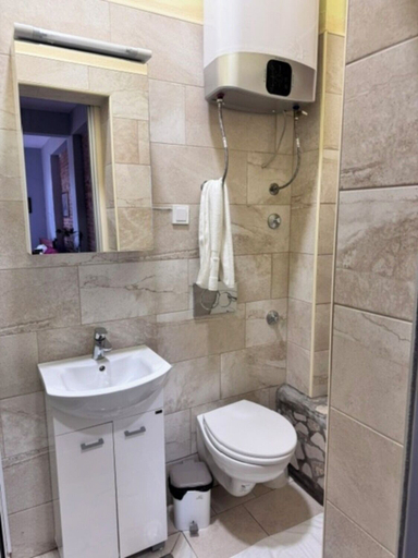 Bathroom 2, White Hills Apartments