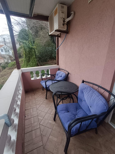 Others 4, Una Apartments