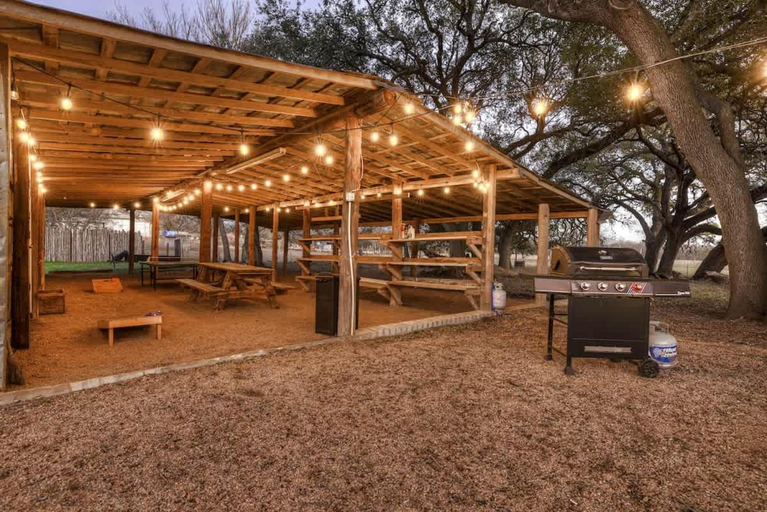 Others 4, Olive St Ranch with HotTub-Grill and Party Barn, Gillespie