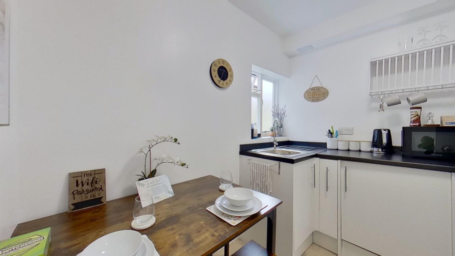 Private kitchen, Cosy 1 Bedroom Flat Near Balham Station, London