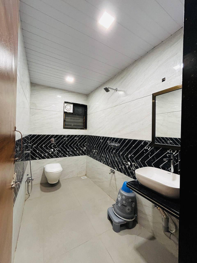 Bathroom 5, Hotel Keshar Palace, Ahmadnagar