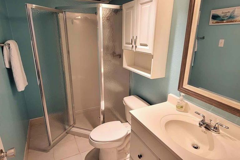 Bathroom 3, Tons of Beds 1st Floor Beachfront Condo - 2 Pools, Cameron
