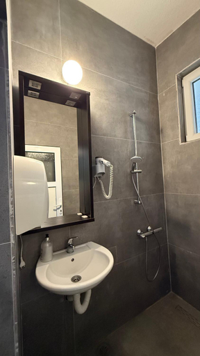Bathroom 3, Apartmani Adelina