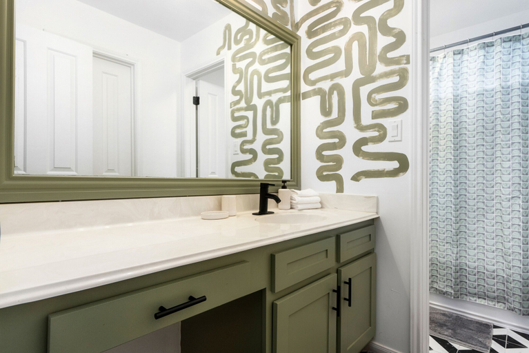 Bathroom 4, Geyser Ave, Travis