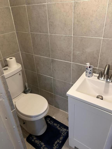 Bathroom 5, Grove 3, Newark