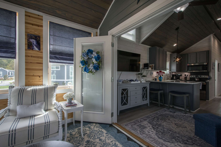 Room 2, 1BR Tiny Home w King Bed Outdoor Space, Henderson