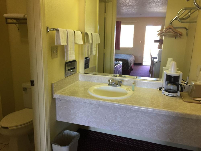 Bathroom 4, Relax Inn, Dougherty
