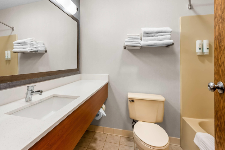 Bathroom 4, Quality Inn Ironwood, Gogebic