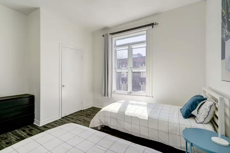Bedroom 2, Chez Mont Royal Apartments!, Montréal