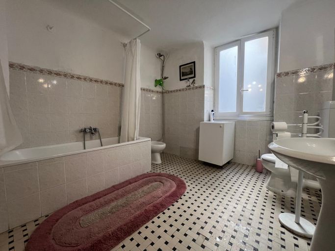 2, Hostello Genovese, Genova