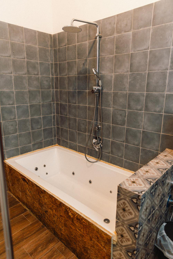 Bathroom 2, שיח מדבר לינה בנגב Burning Bush Negev