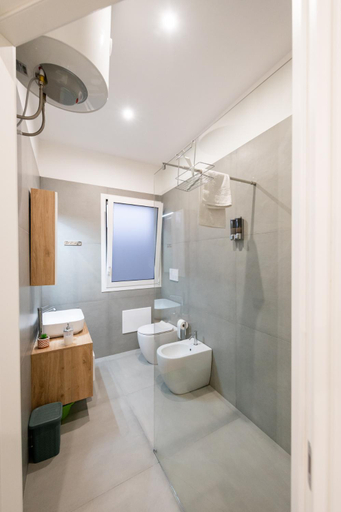 Bathroom 4, White Houses Apartments, Ragusa