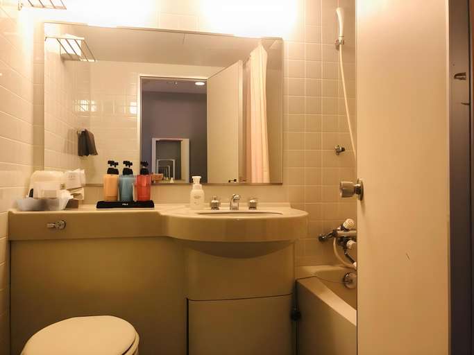 Bathroom 3, Hotel Revoir, Izumi