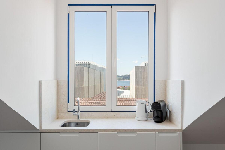Bathroom 3, ALTIDO 2-BR Flat w/Terrace near Time Out Market, Lisbon